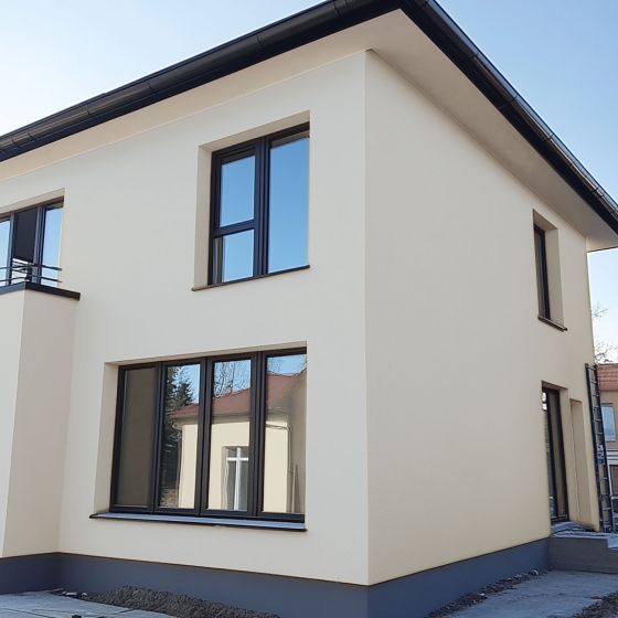 Peinture Façade Acrylique pour Crépi - ARCAFAÇADE RENOV - Mise en situation Blanc gris