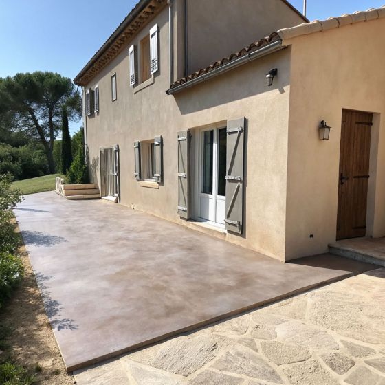 KIT BETON CIRE EXTERIEUR - Béton ciré extérieur pour sol, mur, terrasse, balcon, escalier - Mise en situation - Caramel