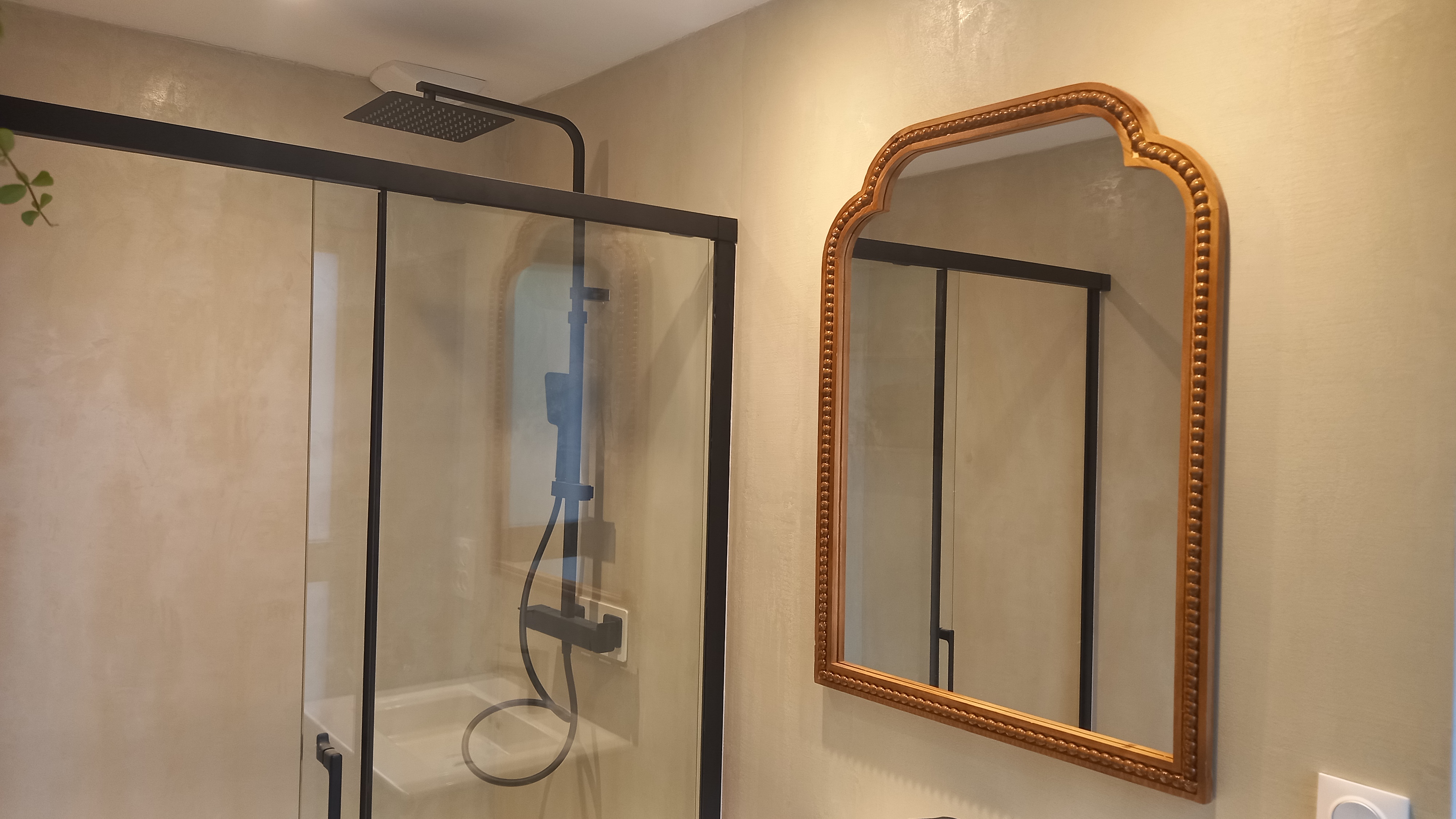 gepolijst-beton-badkamer-douche