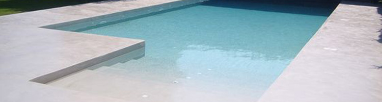 piscine et plage en beton cire